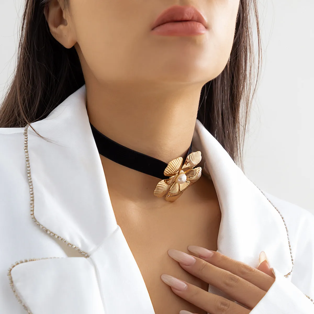 Innovative Rhinestone Choker Necklace with Pearl Denim Flower Detail